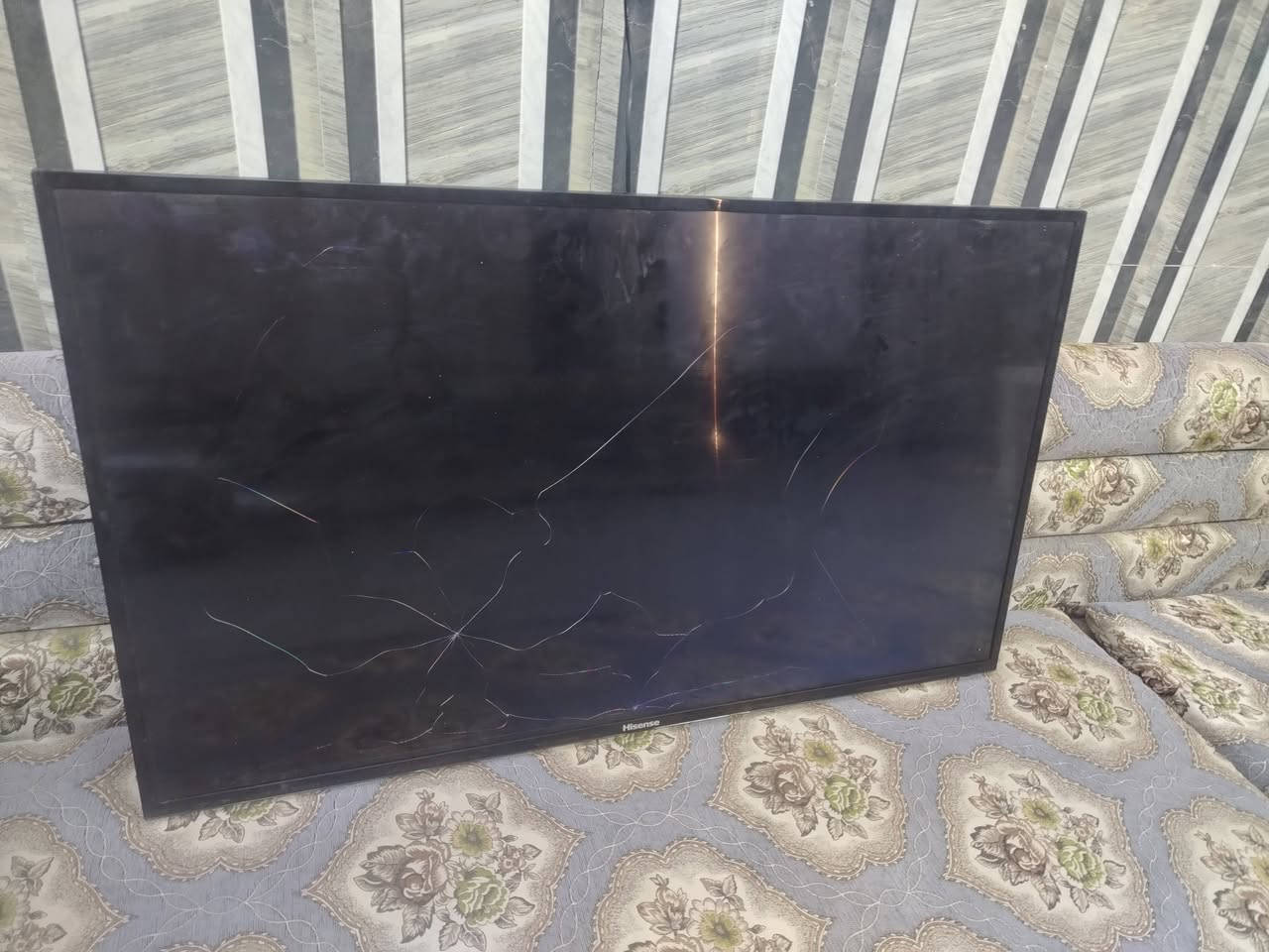 سلام عليكم شاشه نوع(Hisesnse) راقيه  شاشه عطل بيه خطوط
السعر 75 وبيه مجال
للاستفسار /***********
