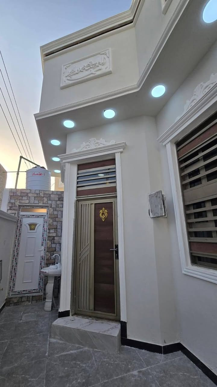 🏠 دور سكنية حديثة للبيع في البصرة - أبي الخصيب 🏠
​متوفر الآن (9) دور سكنية بتصميم عصري وبناء حديث، جاهزة للسكن الفوري.
​✨ المواصفات العامة:
​المساحة: 135 متر مربع لكل دار.
​نوع العقار: طابو زراعي (سند 25).
​حالة الدور: بناء جديد، فارغة، ومكتملة الخدمات.
​📍 الموقع:
البصرة - قضاء أبي الخصيب - شارع كوت ثوني (بالقرب من صيدلية كوت ثوني).
​🏗️ التفاصيل الداخلية لكل بيت:
​🛏️ غرفتي نوم (2).
​🛋️ صالة استقبال.
​👨‍👩‍👧‍👦 ديوان.
​🍳 مطبخ.
​🚿 مجموعتين صحية (داخلية وخارجية).
​🚗 طارمة واسعة.
​💰 السعر: 85 مليون دينار عراقي (قابل للتفاوض للجادين).
​📞 للتواصل والاستفسار:
​***********
​***********
​نرحب بزيارتكم ومعاينتكم للدور في أي وقت.
