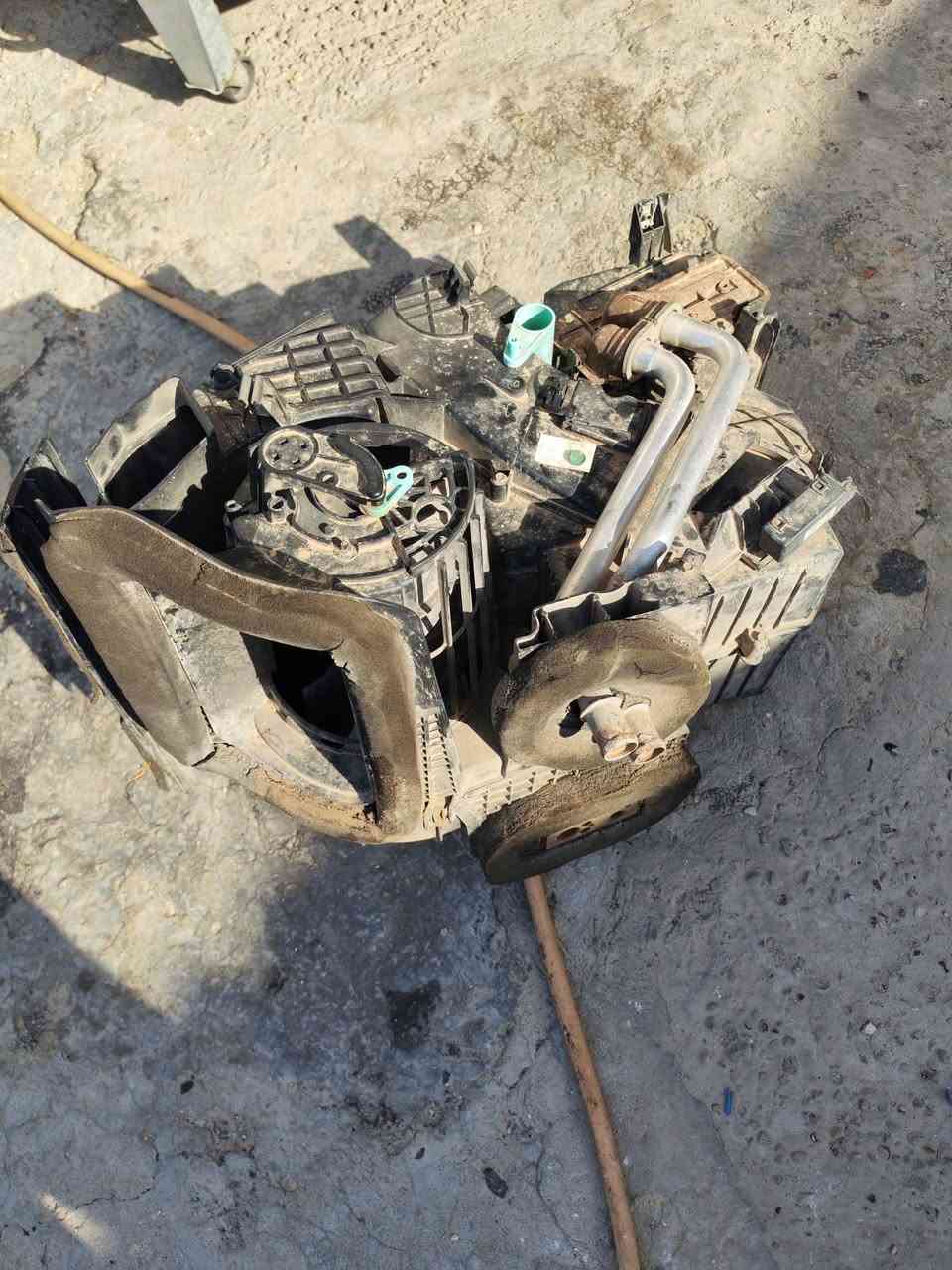 السلام عليكم كفر افريز رينو لوكان كامل مقفل ماعده الفان للبيع ***********
