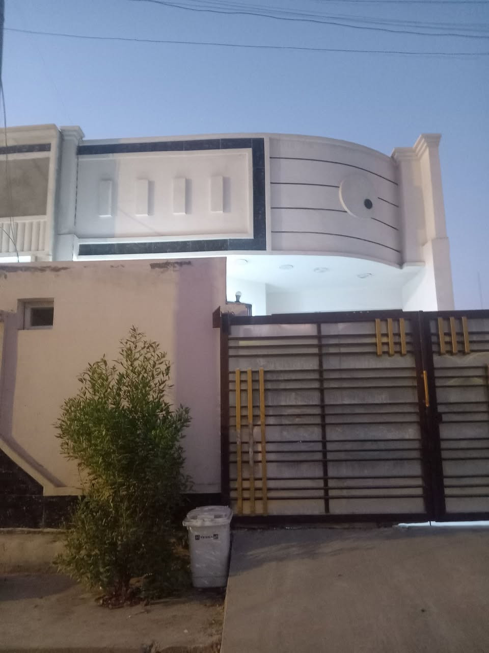 مشتمل للببع مساحه ١٢٥م طابق واحد غرفه وملحقاتهه بناء حديث فول سيراميك الفلوحه الشهداء قرب جامع السلام السعر ٨٠ بيع مستعجل للتواصل *********** بي واتساب
