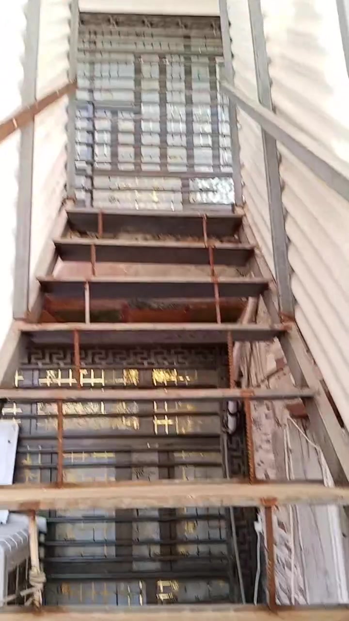 دار للبيع مساحة 100 مربع ركن 10*10 في منطقة ال5000 الالف خلف بدالة الاتصالات مباشرة ومقابل مركز العدالة 
يحتوي على ثلاث غرف نوم وحولي واستقبال ومطبخ وثلاث صحيات البيت جدا نظيف وموقع مميز كما موضح بالفديو 
للاستفسار ***********
السعر 124 مليون
