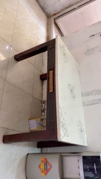 ميز طعام • مرمر • بدون كراسي