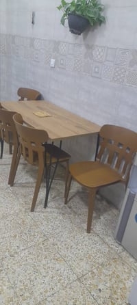 ميز طعام • ٤ كراسي • نظيف جدا