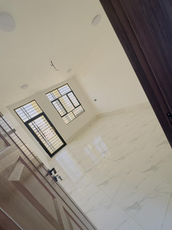 سلام عليكم يتوفر بيت مساحه 50متر طابو زراعي سند 25 اقرار محكمه صاير البيت داخل مجمع سكني يتوفر بيه كافت الخدمات من ماء وكهرباء ومجاري وتبليط يقع المجمع خلف جامعه كربلاء فريحه عن الامام ١٠دقايق  
ملاحظه البيت بناء طابق جمهوري 
السعر45مليون 😇
الاتصال 
***********
