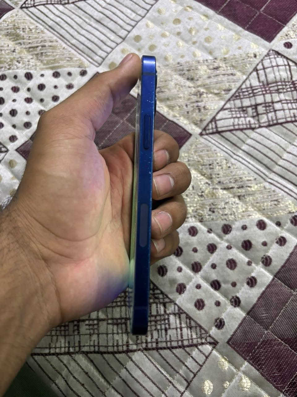 السلام عليكم 
مرخصت الادمن 
شباب ايفون 12 عادي ذاكره 64 نضيف كلش مال بيت محافضين  عليه مبدل بس بطاريه اصليه مال وكاله تقره 100 الكارتونه موجوده
سعره 300 وبيه مجال حك الجيه مكاني بغداد شهداء العبيدي وهذه رقمي *********** ما عندي ماسنجر وما يرهم مراوس
