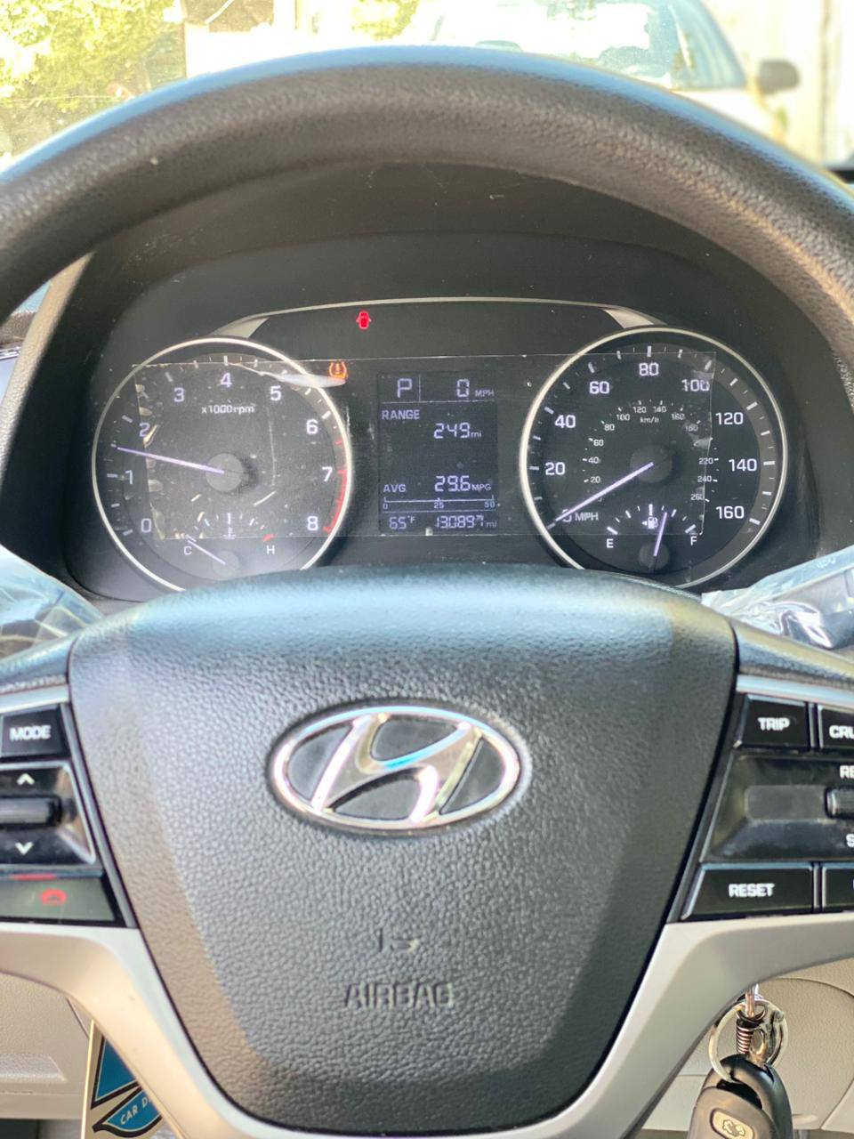 السلام عليكم النترا وارد امريكي لون فيلي موديل 2017 رقم بغداد انكليزي بأسمي شخصيا تايرات جديدة ميكانيكيات جديدة كفاله مكينه وكير مكفولات من الفتح السيارة بدون ايرباك بجم كبس حادثها قبق الصندوق ونص الجاملغ الخلفي وبيها 3 قطع صبغ من امريكا موصفاتها نص فول داخل لونين فول تحكم سترين 3 انضمه قيادة كامرة دوارة شاشة جبيرة صندوق كهرباء 
مكاني بغداد البياع سعرها 112 وبيها مجال بسيط 
***********
