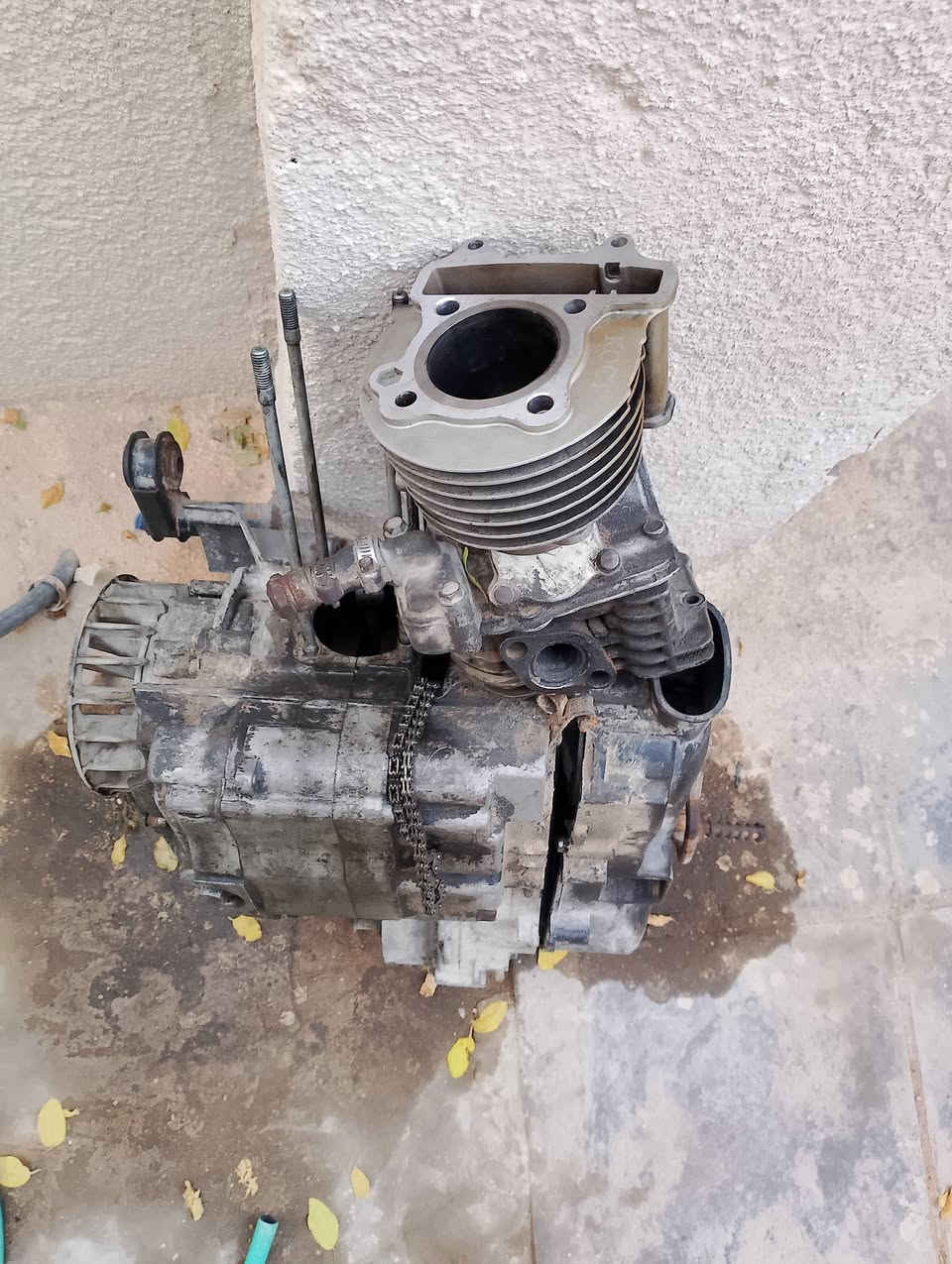 شاصي مال جي فور وضفيره ما بيه كطع ومكينه مفتوحه بوشه بلاد ما بيه شي وبستم بلاد ما بيه شي وكفرات وخزان بانزين كامل بريكات دسك غراض كامله دراجه كوم حديد بس بيه هواي اشياء اصليه وبعدهم بلاد ***********واتساب وتلي موجود فيس

