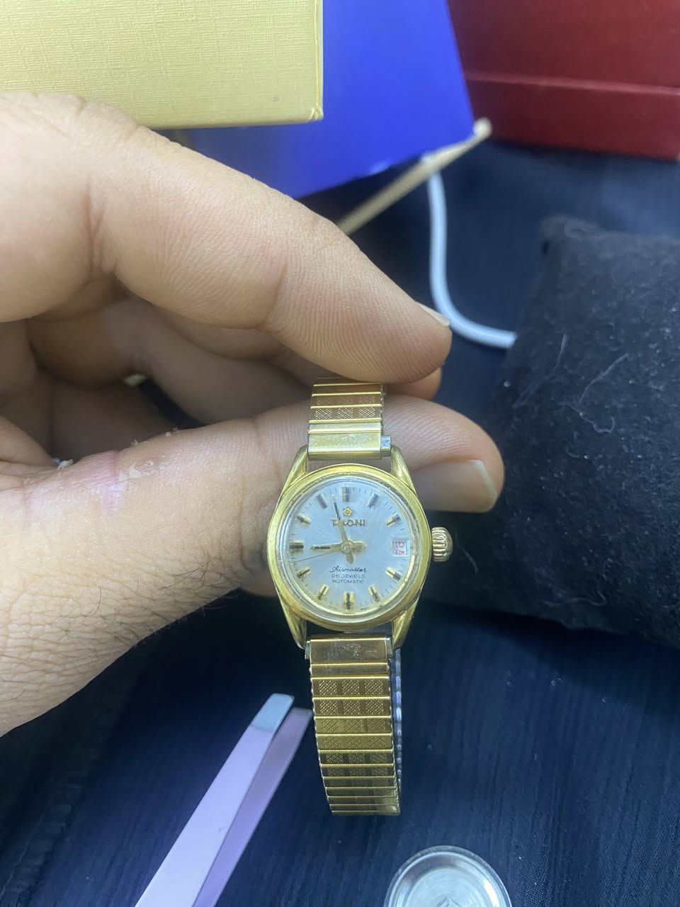 لمسات من الزمن الجميل.. Titoni Airmaster
لعشاق الأناقة الكلاسيكية والقطع التي تحكي قصة أصالة، نعرض لكم اليوم قطعة فنية نادرة من ماركة تيتوني (Titoni) السويسرية العريقة، وتحديداً موديل Airmaster الأيقوني.
المواصفات الفنية للقطعة:
• الحركة: أوتوماتيك (Rotomatic) بمحرك سويسري أصلي يحتوي على 25 حجراً (25 Jewels) لضمان دقة متناهية وديمومة طويلة.
• التصميم: هيكل مطلي بالذهب يجمع بين الفخامة والنعومة، مع ميناء (Dial) كلاسيكي يبرز شعار "زهرة البرقوق" الشهير للعلامة.
• السوار: مزودة بسوار Condor مطلي بالذهب، وهو سوار مرن (Stretch) يمنح راحة تامة ومعصماً أنيقاً.
• الحالة: كما تلاحظون في الصور، الماكنة الداخلية نظيفة جداً وتعمل بكفاءة عالية، مع غطاء خلفي أصلي يضمن عزل المحرك.


**إذا كنت صاحب هذا الإعلان وتريد حذفه لأي سبب، رجاءا أرسل رسالة إلى الدعم الفني**