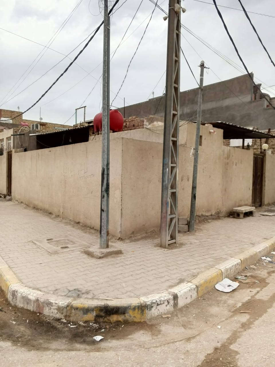 سلام عليكم 
السلام عليكم. 
دار للبيع. المساحه 216 متر
 غرفتين  5×4 +صاله4×8 +مطبخ 4×3
ممرات عرض 2 متر ×14
للاستفسار : 
***********
