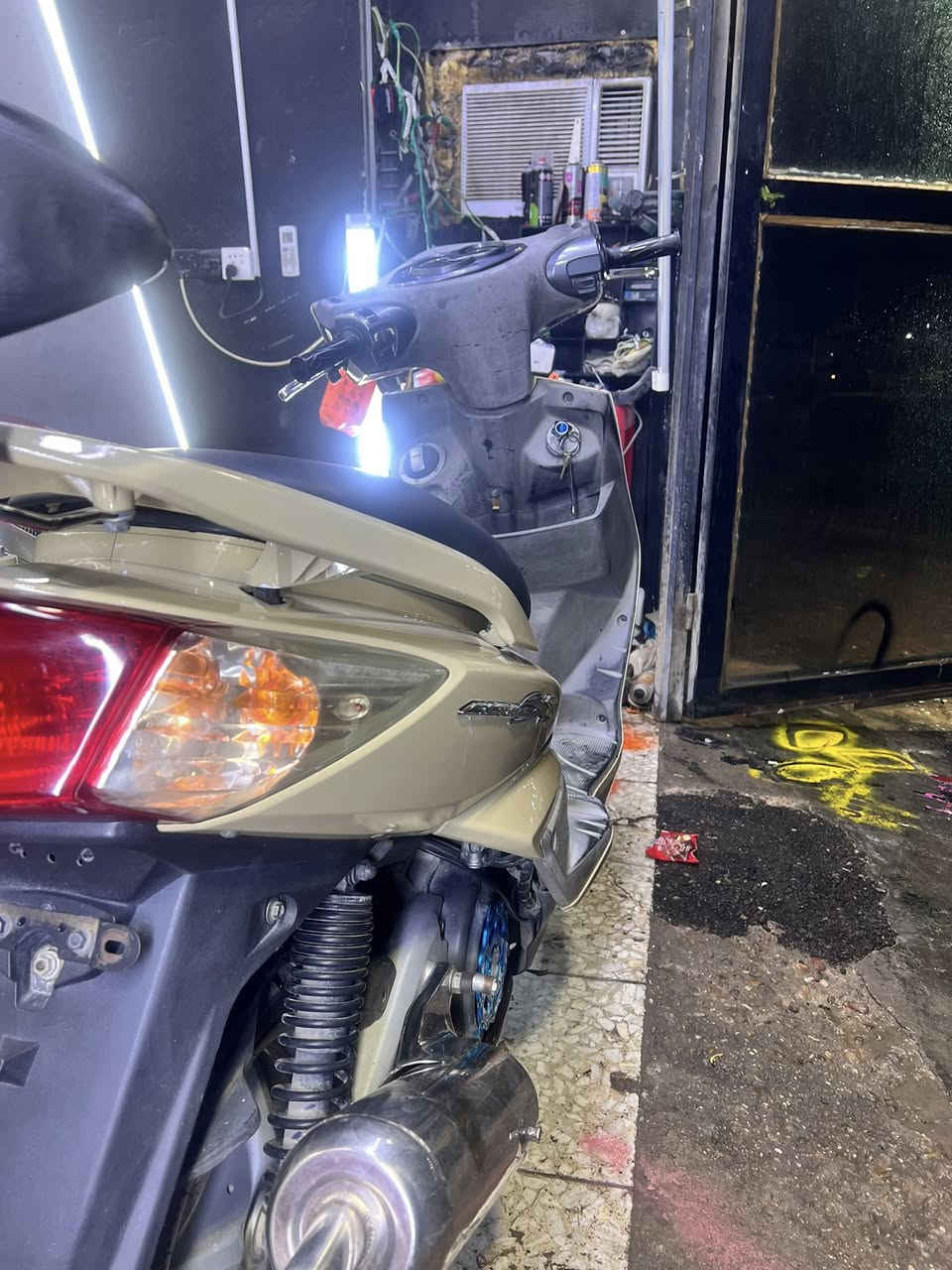 سكنس فحل فول مواصفات نكره سلف بكل وقت ما بيه ولا نقص بيه صالنصه اصليه صجميه وبيه يدات ان سي وأي شلعه ومعدل كفرات أصليات بس مصبوغات فرن قبق افلاوين 
السعر خاص
المكان دوره حي الصحه 
***********
