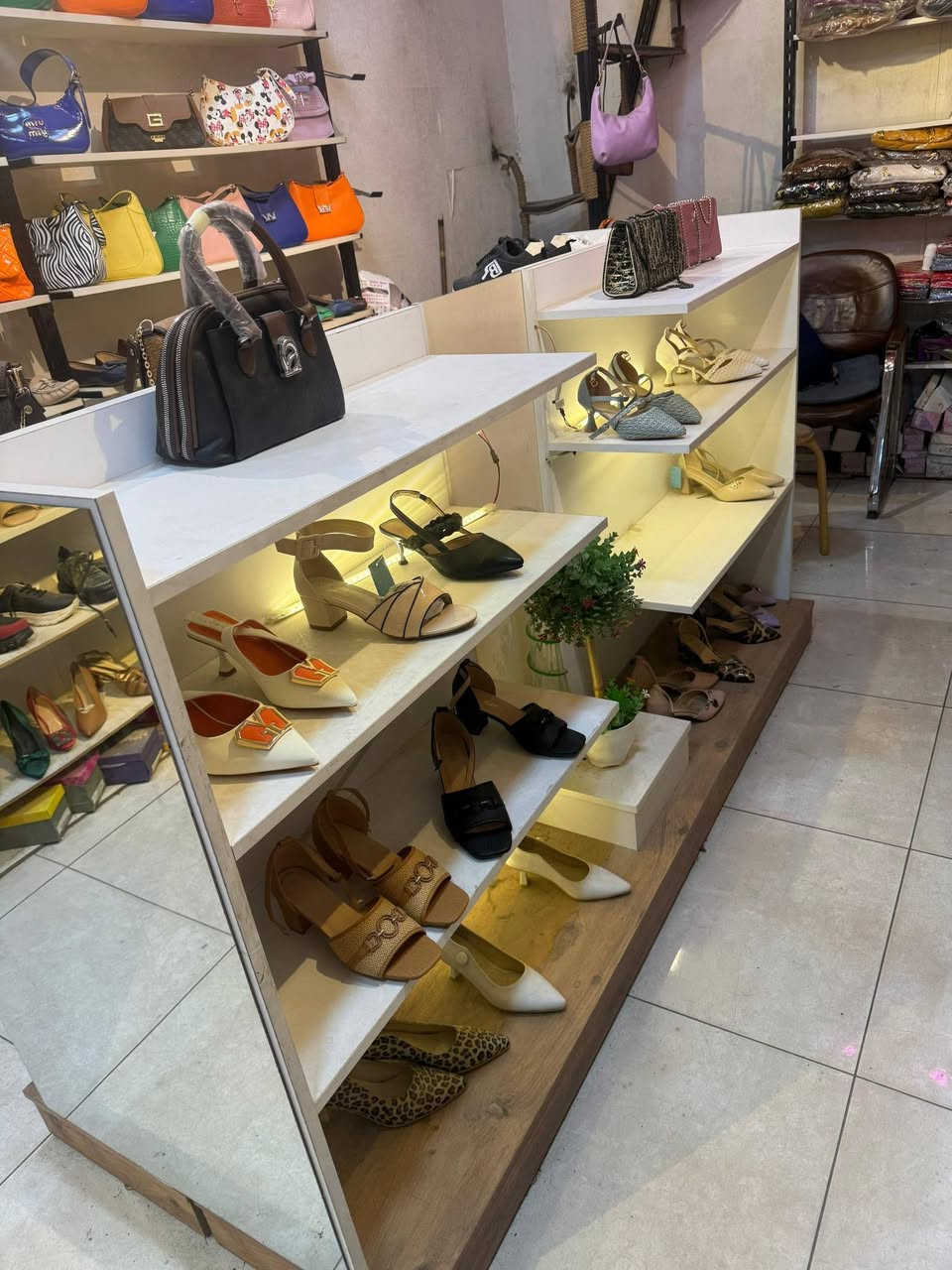 سلام عليكم من رخصة الادمن
عندي هاي فاترينة تفصال مثل ما موضح بالمنشور فدشي كلش مرتب وراقي للي حاب يتواصل علمودهة التواصل دايركت او على الأرقام *********** او *********** موجود واتساب
