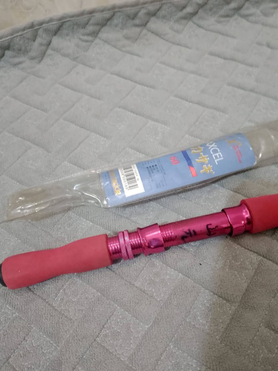 ✓✓✓السعر القطعه ١٠ آلاف ✓✓✓ الزوج ١٥ ألف ✓✓✓
تحفه جميلة 😍💓
​1. الاسم 
​تُعرف هذه القصبة باسم "قصبة واكاساجي" (Wakasagi Rod). وهي مصممة خصيصاً لنوع من الصيد الدقيق جداً يسمى صيد سمك "الواكاساجي" (وهو سمك صغير يشبه السردين)، وغالباً ما يُمارس هذا الصيد في البحيرات أو من خلال فتحات في الجليد. تتميز بكونها قصيرة جداً وحساسة للغاية لتشعر بأقل نقرة من السمك الصغير.
​2. 🇯🇵🏯🎎🎣
​الصنع: مُصممة من قبل شركة Alpha Tackle في طوكيو، اليابان، ولكن تم تجميعها أو تصنيعها في الصين (Made in China) كما هو مكتوب في أسفل الملصق.
​الطول: طولها الكلي 60 سم فقط (0.6 متر).
​طول القصبة وهي مغلقة: 27 سم.
​الوزن: خفيفة جداً، حيث تزن 62 غراماً.
​المادة: مصنوعة من الألياف الزجاجية (Glass Fiber 100%
~~~~~~~~~~~~~~~

✓✓✓السعر ١٠ آلاف ✓✓✓
​الاسم و​الماركة والموديل: Pro Striker PS303MC.
صيد مغلقة (تُعرف محلياً بمكينة "كبس" أو "ضغطة").
​ الصنع: كوريا🇰🇷🇰🇷
​الحجم: تعتبر من الأحجام الصغيرة إلى المتوسطة، مخصصة للصيد الخفيف.
​سعة الخيط:
​بالياردة: 8 lbs / 70 yds (أي تشيل خيط قوة 8 باوند لمسافة 70 ياردة تقريباً).
​بالملم: تشيل خيط قياس 0.27 ملم لمسافة 60 متر تقريباً.


**إذا كنت صاحب هذا الإعلان وتريد حذفه لأي سبب، رجاءا أرسل رسالة إلى الدعم الفني**