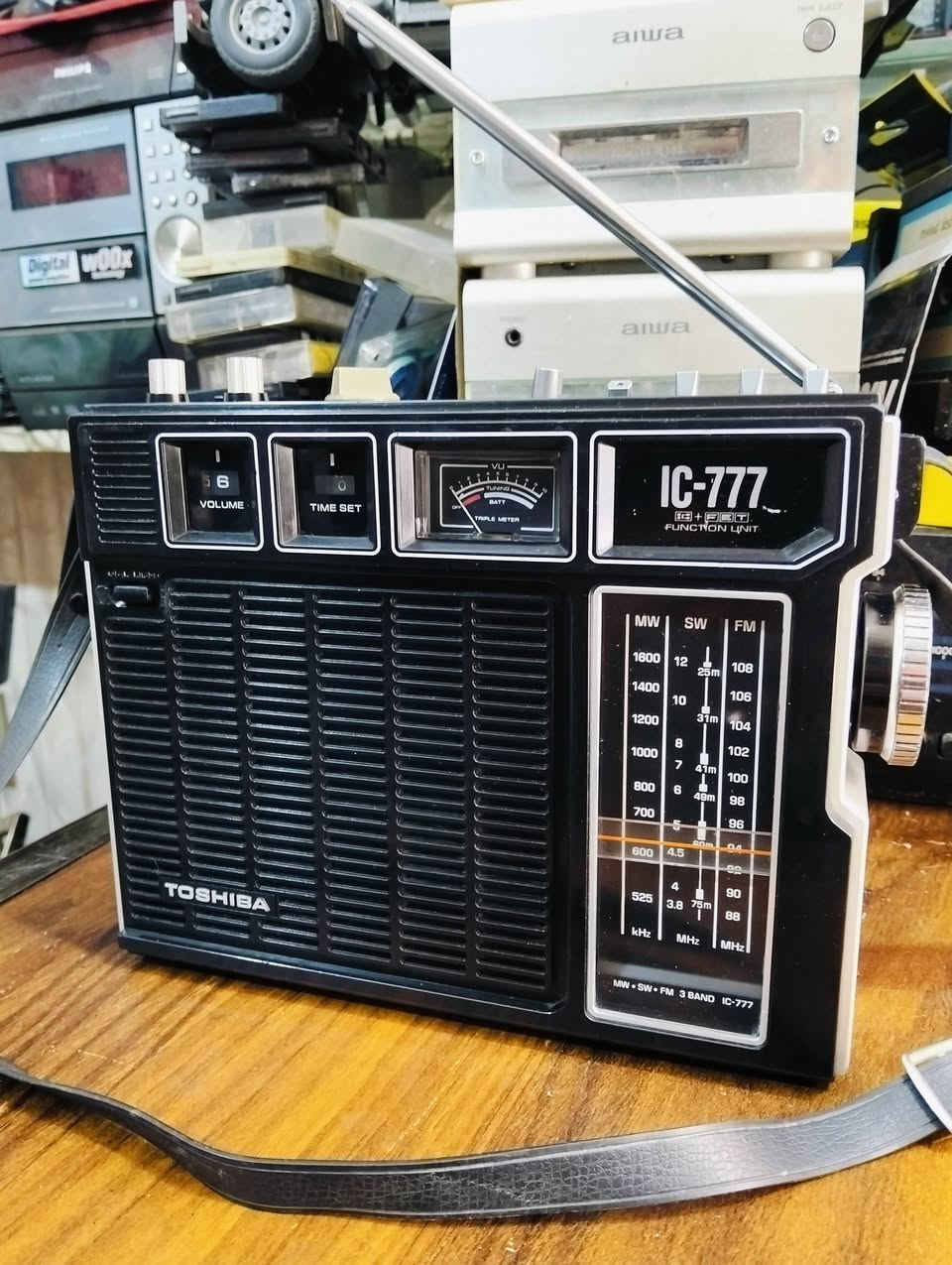 من نوادر 
راديو توشيبا TOSHIBA 
صناعه ياباني صنع سنة 1976 
موجات الراديو FM MW SW.
يعمل كهرباء وباتري 
مع واير كهرباء أصلي 
انارة الجهاز شغاله مؤشر كيج شغال 
يوجد فديو بالمنشور يوضح التشغيل 
للحجز والاستفسار المراسله على الخاص


**إذا كنت صاحب هذا الإعلان وتريد حذفه لأي سبب، رجاءا أرسل رسالة إلى الدعم الفني**