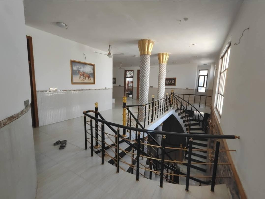 دار سكن مساحه 400 متر ركن موقع خلف بانزين خانه خلف مول 9  غرف نوم سعر 450 بيه مجال يبعد عن شارع 80 150
***********
