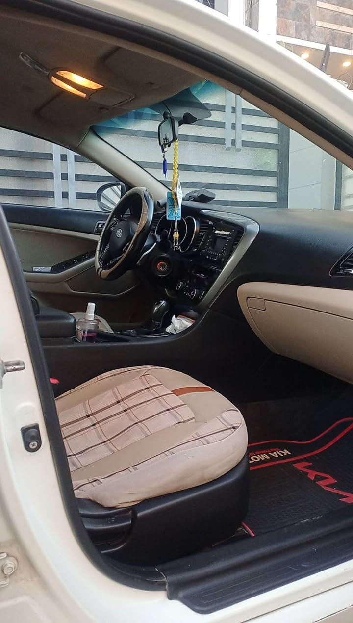 السلام عليكم...
كيا اوبتيما 2012 خليجي
محرك 2000 دوش...كير ومحرك خير من الله سياره كلش نضيفه 
الون ابيض صدفي والداخل بيجي واسود
السياره باسمي حرف..و..
بيه رصعه بخشم البنيد كد 4اصابع...
وشخط باب السائق  والجاملغ مصبوغ للنص بدون معجون...
مكاني بغداد حي الشباب 
السعر..127$
وبيه مجال بسيط حك الجيه
***********
اتصل وتدلل
