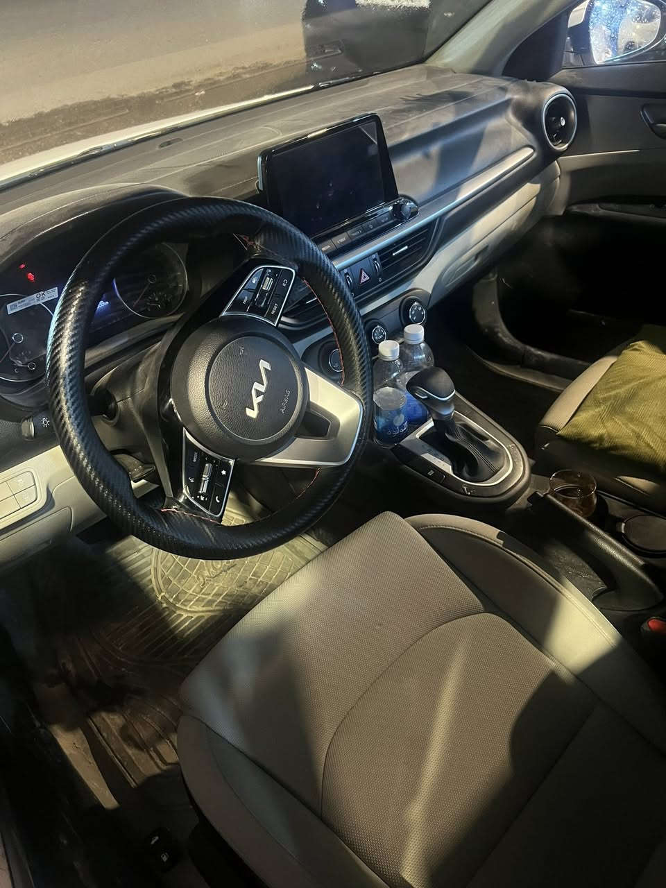 سيراتو 2024 خليجي فتحه وشاشه وحساسات 
داخل مخمل لون بيجي بيها كم رصعه مكفوله 
سعر 160$ وبيها مجال بسيط
***********
