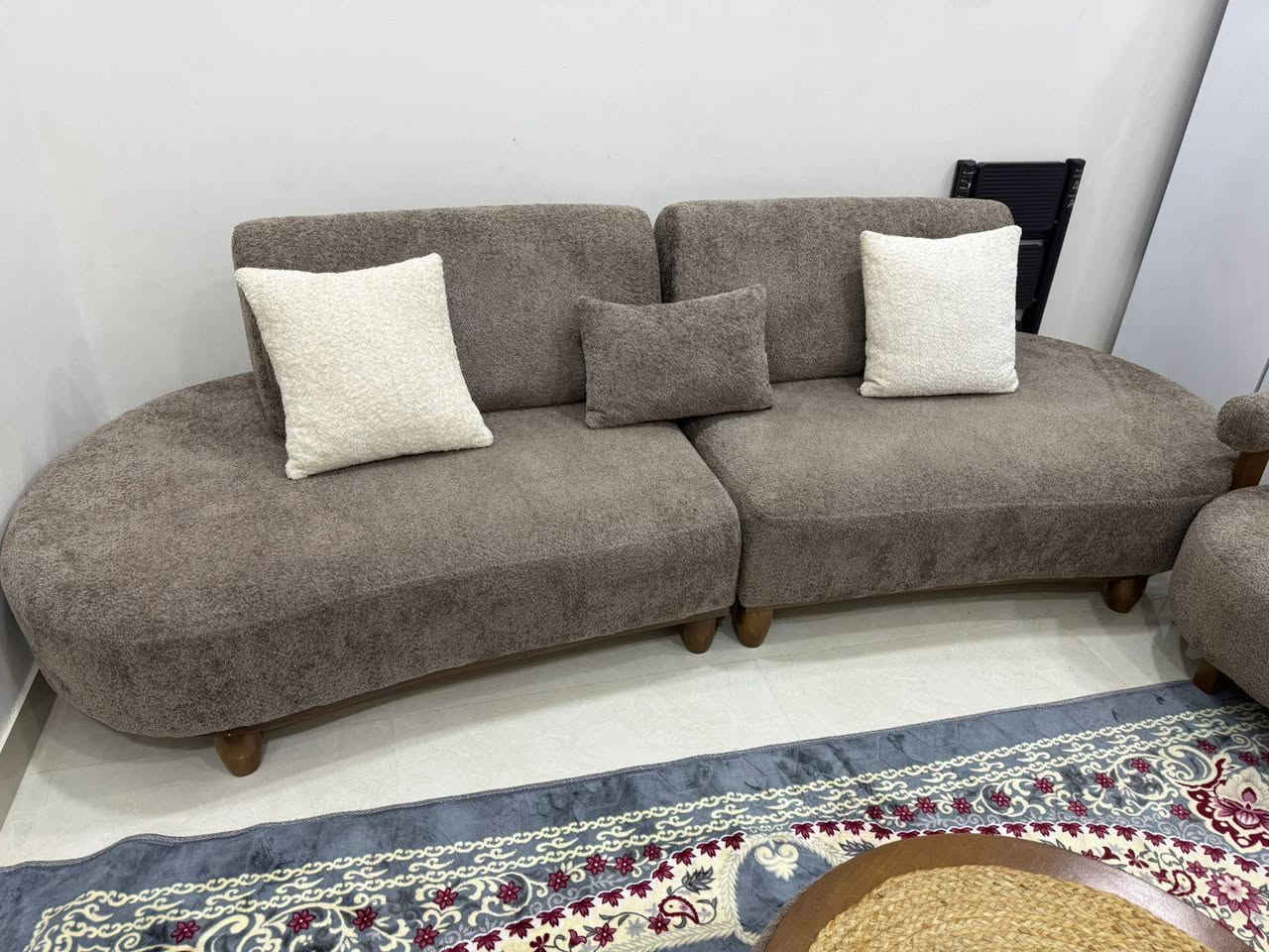 السلام عليكم
تخم قنفات موديل (بانده) تركي 
11نفر و6كوشات 
خامية خاولي 
والخشب طبيعي (خشب سنديان)
استعمل 3اشهر يعني اخو الجديد 
سبب البيع (صغر المكان)
مكاني النجف الاشرف 
للتواصل واتساب 
*************
