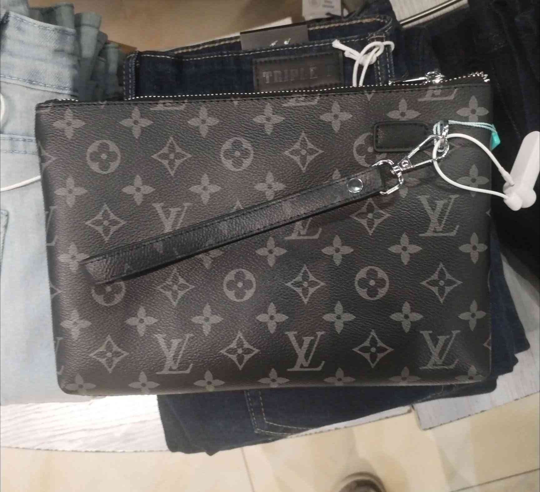 حقيبة يدوية رجالية ماركة لوي فيتون


**إذا كنت صاحب هذا الإعلان وتريد حذفه لأي سبب، رجاءا أرسل رسالة إلى الدعم الفني**