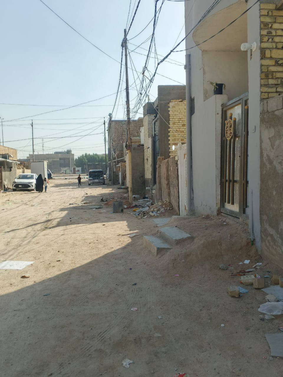 حي العسكري  شارع السبيس 50م
طابقين غرفه وصاله ومطبخ وصحيات طارمه صغيره وطابق فوك نفس تفاصيل البيت صب
والبنيان طابوك قريب لسوك شارع قريب كلش شراي يتصل***********
