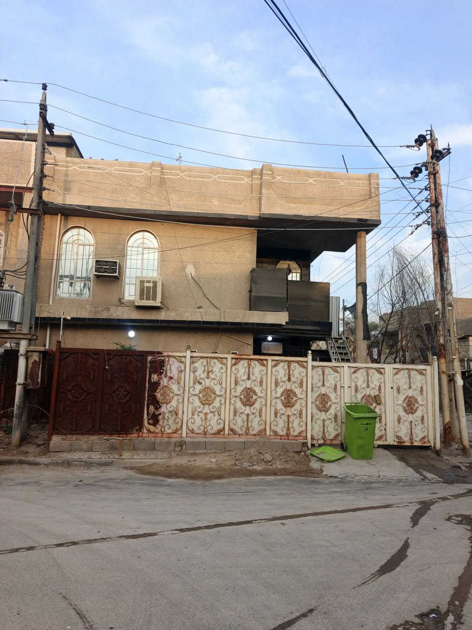 خمسين متر قطع تريد الركن او تريد بصف الركن
كل مشتمل واجهه 5 ونزال 10
الموقع / حي الجهاد الامانه اول فرع من شارع 15 يعني قريب الشارع العام ومقابيله تشجير

بناء الفينات وسقف عالي والبيت عالي عن الشارع البناء نظيف يعني بس ترتيب
وسعر مناسب 
للاستفسار *********** فيس ممتواجد 
واتساب متوفر
