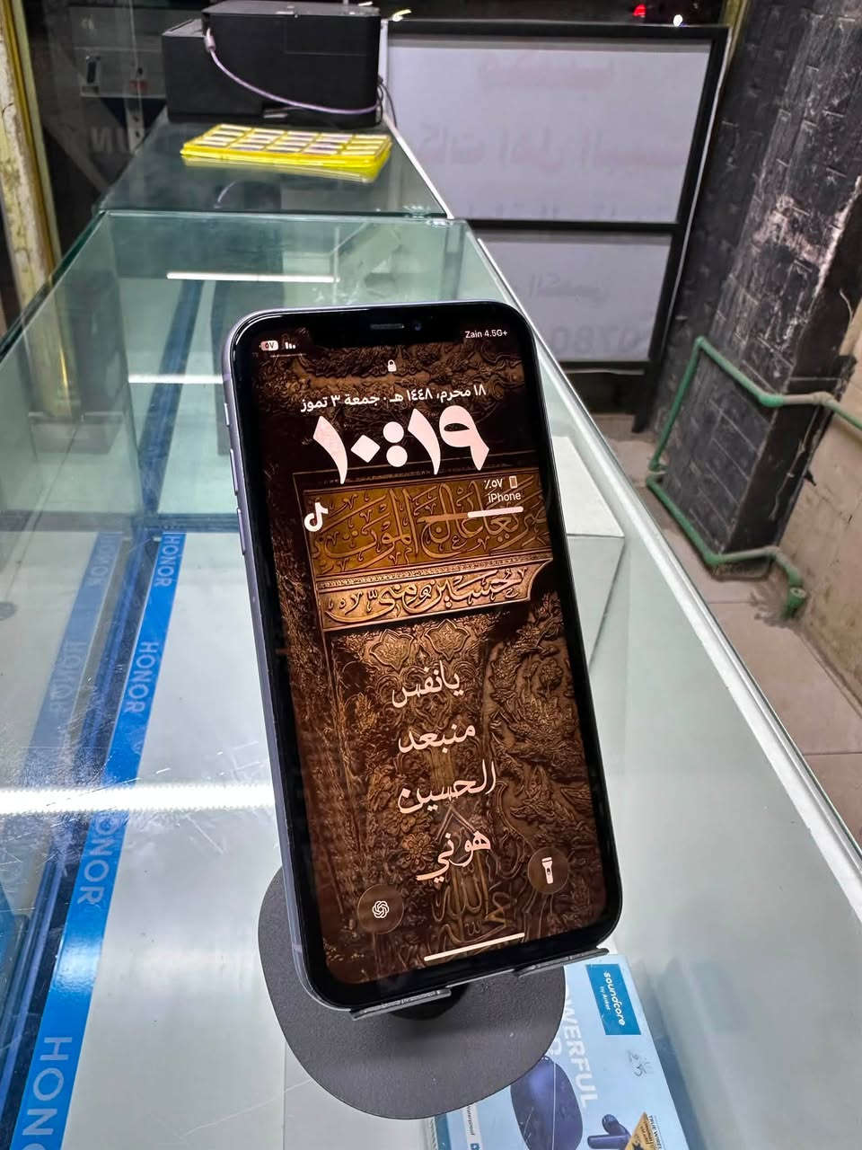 ايفون ١١ عادي
ذاكره ١٢٨ مبدل شاشه وبيها اثر ثنر ما مأثر باللمس نهائياً 
بطاريته مبدله ونازله فيس ايدي ميشتغل الباقي كله شغال كامرات اتصال سماعات سعره ١٤٠ وبي مجال للاتصال :***********
