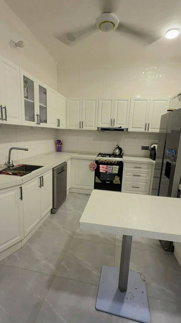 كاونتر جديد استعمال ثلاث اشهر ٨ أمتار ابيضّ  تفصال السطح كوارتز الأرجل تغليف ماتضهر
نضام ميز طعام 
سله بهارات 
 باب صواني 
جرار مقسم مال خواشيك وهاي سوالف 
سنك ابو التخته هذا الكولش زين 

مكان للطباخ  والثلاجه والغساله مال المواعين
بي ركن قهوه وهاي سوالف يعني فاترينه زجاج ام الاضائه سعر٣ مليون رقم الهاتف ***********
