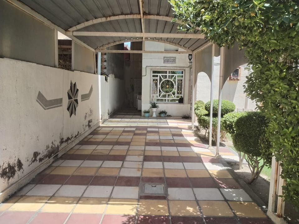 السلام عليكم 
بيت للبيع
مساحه 200م
البيت مكون من طابقين 
الطابق الاول :
كراج 
صحيات خارجيه 
استقبال 
هول
صاله
غرفه
مطبخ حار بارد 
الطابق الثاني:
صاله +غرفه
عنوان البيت:
حي الحسين شارع سيد طالب في نهايته
السعر خاص 
الرقم:***********
يوجد واتساب
