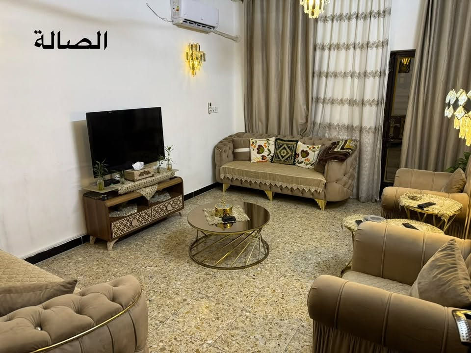 السلام عليكم

🏡 للبيع بيت سكني – طابو ملك صرف 

📍 الموقع: الأمين الثانية – فرع أفران السعادة.

📐 المساحة: 100 م²
📏 الواجهة: 5 م
📏 النزال: 20 م

✅ طابقين ونصف.
✅ طابو ملك صرف، والبيت باسمي.
✅ مدخلين للبيت.

تفاصيل البيت:

🔹 الطابق الأرضي:

* طرمة.
* مدخل على الاستقبال.
* مدخل مستقل على المطبخ.
* منور.
* حمام.
* غرفة نوم.

🔹 الطابق الأول:

* غرف نوم عدد (2).
* حمام.

🔹 الطابق الثاني:

* بيتونة.
* غرفة نوم.
* سطحان.

تم ترميم البيت ترميماً كاملاً سنة 2023، وشمل:
✔️ تبديل جميع الأبواب والشبابيك (حديد وخشب).
✔️ إنشاء حمام جديد.
✔️ تأسيس مجاري جديد بالكامل.
✔️ تأسيس كهرباء جديد بالكامل.
✔️ تأسيس بواري الماء جديد بالكامل.
✔️ سيراميك الحمامات والمطبخ جديد.
✔️ أرضيات البيت جديدة بالكامل.
✔️ شتايكر السطح جديد.
✔️ جص وبياض جديد.
✔️ درج ومحجر حديد جديد.
✔️ واجهة لبخ ونثر جديدة.

🔸 البيت يحتاج صبغ فقط.

يشمل البيع:

* كاونتر المطبخ.
* (4) سبالت: ثلاث سبالت حجم طن، وسبلت واحدة حجم طن ونصف.
* منظومة كاميرات مراقبة عدد (5) عالية الدقة.

💰 السعر: 225 مليون دينار، وقابل للتفاوض .

📞 للاستفسار والاتصال أو المراسلة:
واتساب / اتصال: ***********
