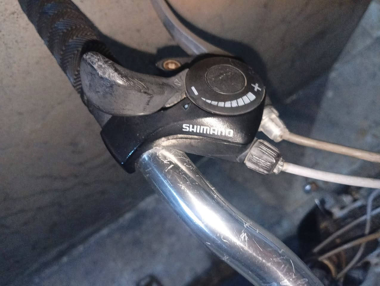 السلام عليكم
بايسكل ماركة AMERICAN EAGLE 
ماركة معروفة
بايسكل باله اصلي ياباني
القطع مالتها كلها اصلية SHIMANO
6كير خلفي و 3 امامي
التايرات ثنيناتهم تايلندي
بايسكل جبلي وايضا سريع 
السعر: 80 الف 
للتواصل على الارقام: 
*********** اسيا
‏‪***********‬‏ كورك
