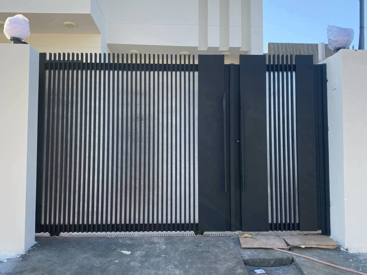 🔥 معمل حدادة المهندس  – شغل ثقة وإتقان 🔥
ننفذ جميع أعمال الحدادة بأحدث التصاميم العصرية والكلاسيكية 👌
✔ أبواب رئيسية حديثة وكلاسيك
✔ شبابيك حديد بأشكال مميزة
✔ أبواب قص ليزر حسب الطلب
✔ مضلات كراجات وسقائف كيسبان
✔ درابزين سلالم بأفخم التصاميم
💰 
شغلنا مضبوط 💪
أسعارنا منافسة 🔥
والتسليم بالوقت المحدد ✔
📍 الموقع: الديوانية
📞 للحجز والاستفسار راسلنا عالخاص أو اتصل الآن
0736541309
***********
