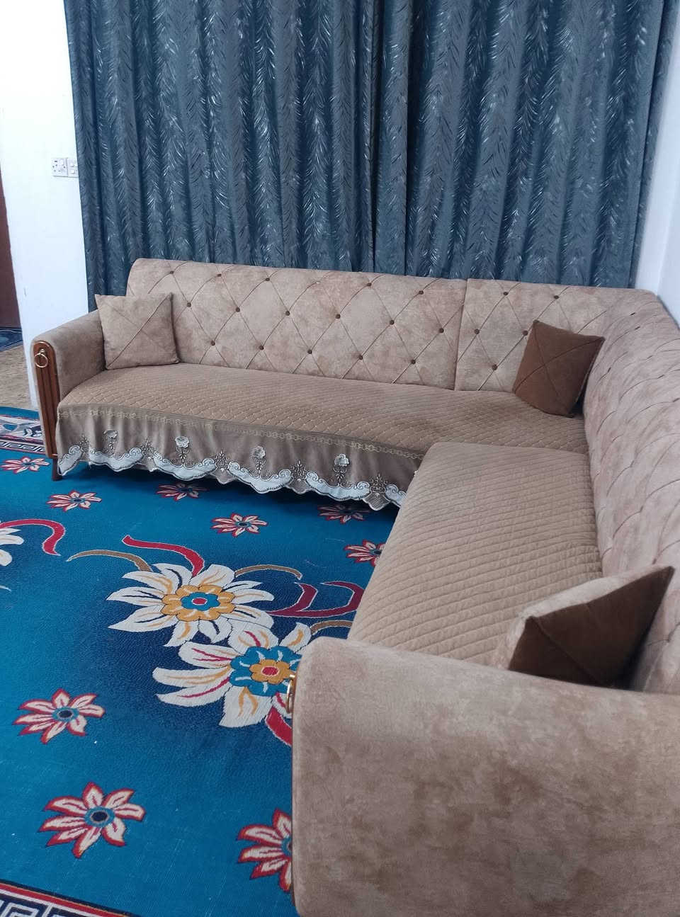 سلام عليكم ديوان 9 مقاعد تفصال بعده اخو الجديد صاله اقل شهر وياه 4 كوشات وتلبيسه ب 375 وبيه مجال بسيط مكان بغداد البياع الشراي يتصل بلرقم ويدلل *********** وتساب موجود
