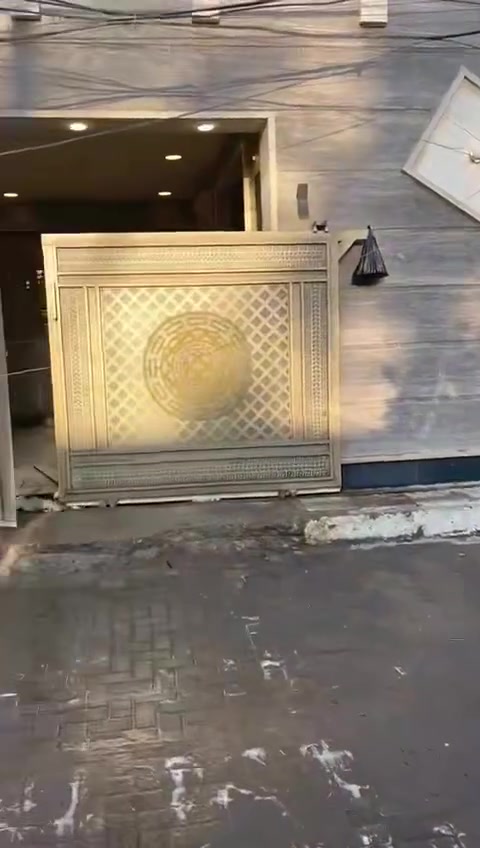 السلام عليكم
شفة للإيجار طابق أرضي مربع ال٤٠٠
قريبة على الشارع التجاري. 
متكونة من غرفتين نوم +حمام عدد 2+صالة ومطبخ مشترك نظام أمريكي مزودة بكاميرات منظومة مياه معزول خط سحب المولد واجهه مرمر ونظيفة جدا 
جاهزة للسكن. 
الشقة تصلح إلى مركز تجميل او سكن 
والسكن عائلة صغيرة.  
للاستفسار. 
***********
"***********
