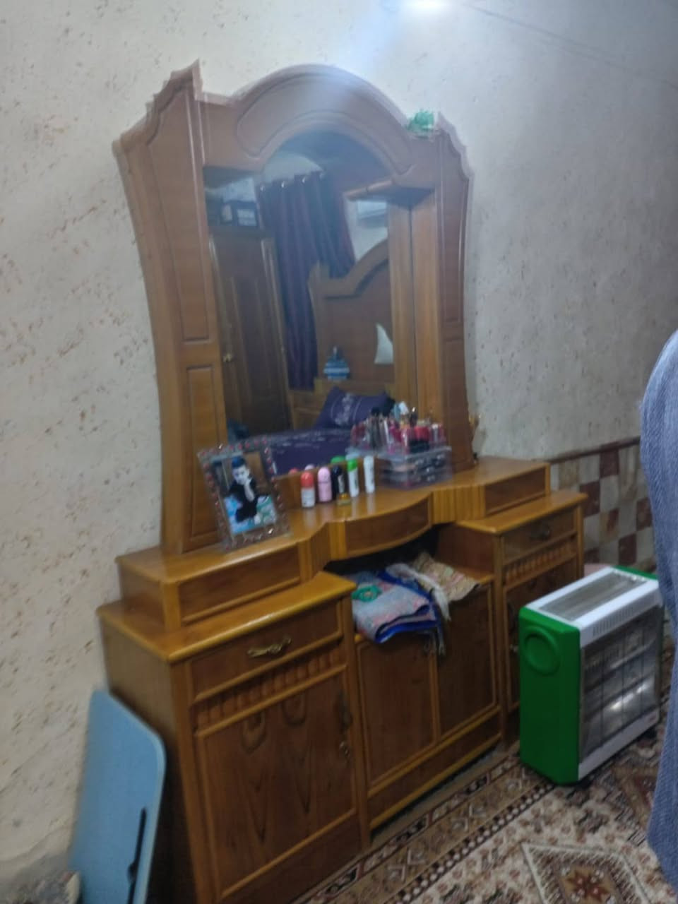 اخوان غرفة نوم نظافه 100/100 مع ثلاجه وكاونتر مع الملحق للبيع الشراي يتصل على الرقم ***********
