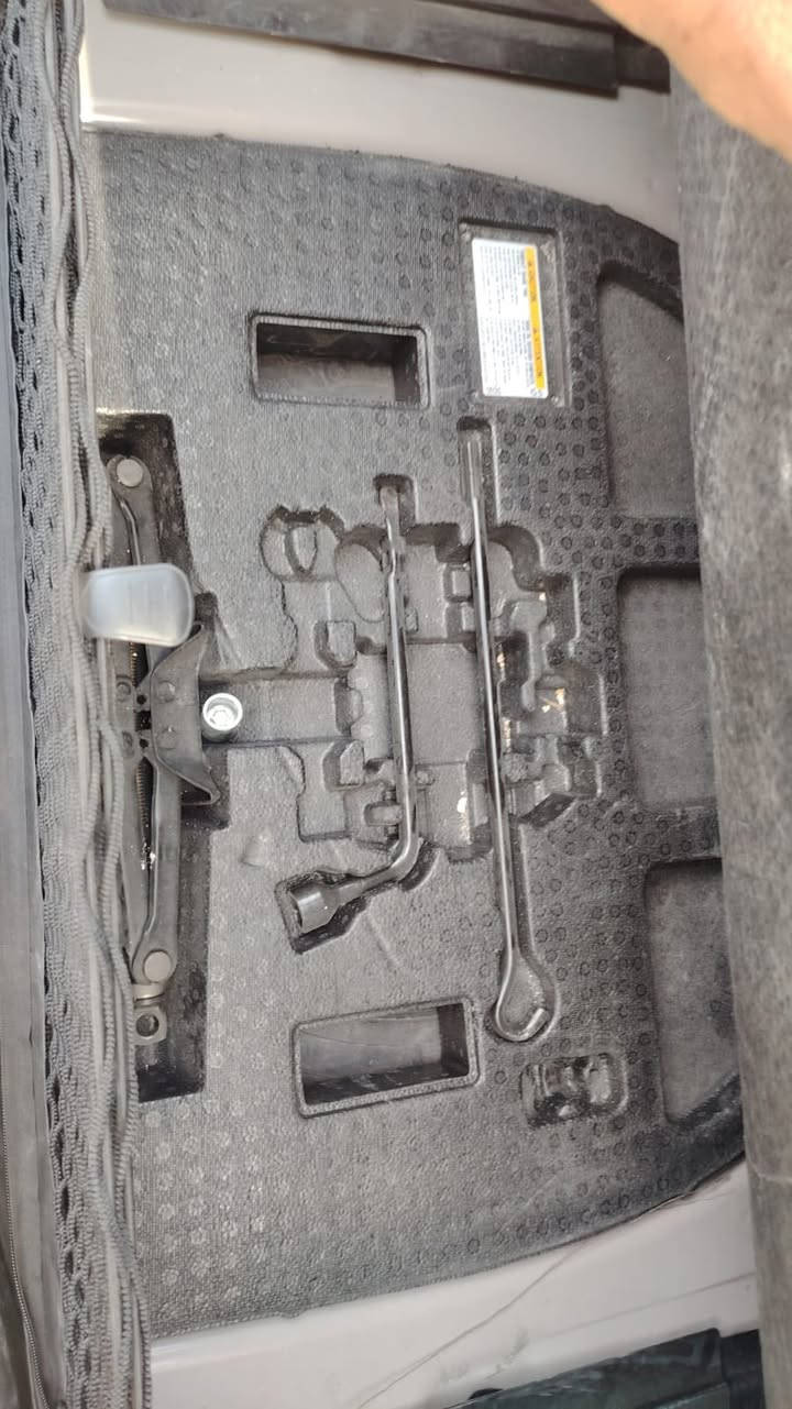 كامري موديل 24 SE
ماشيه 21 حادث السياره بابتين عكس السايق حاليا بالامارات جاهزه لشحن حسب الطلب اربيل او بصره 
السياره ترهم كتاب شهداء 
***********
***********
