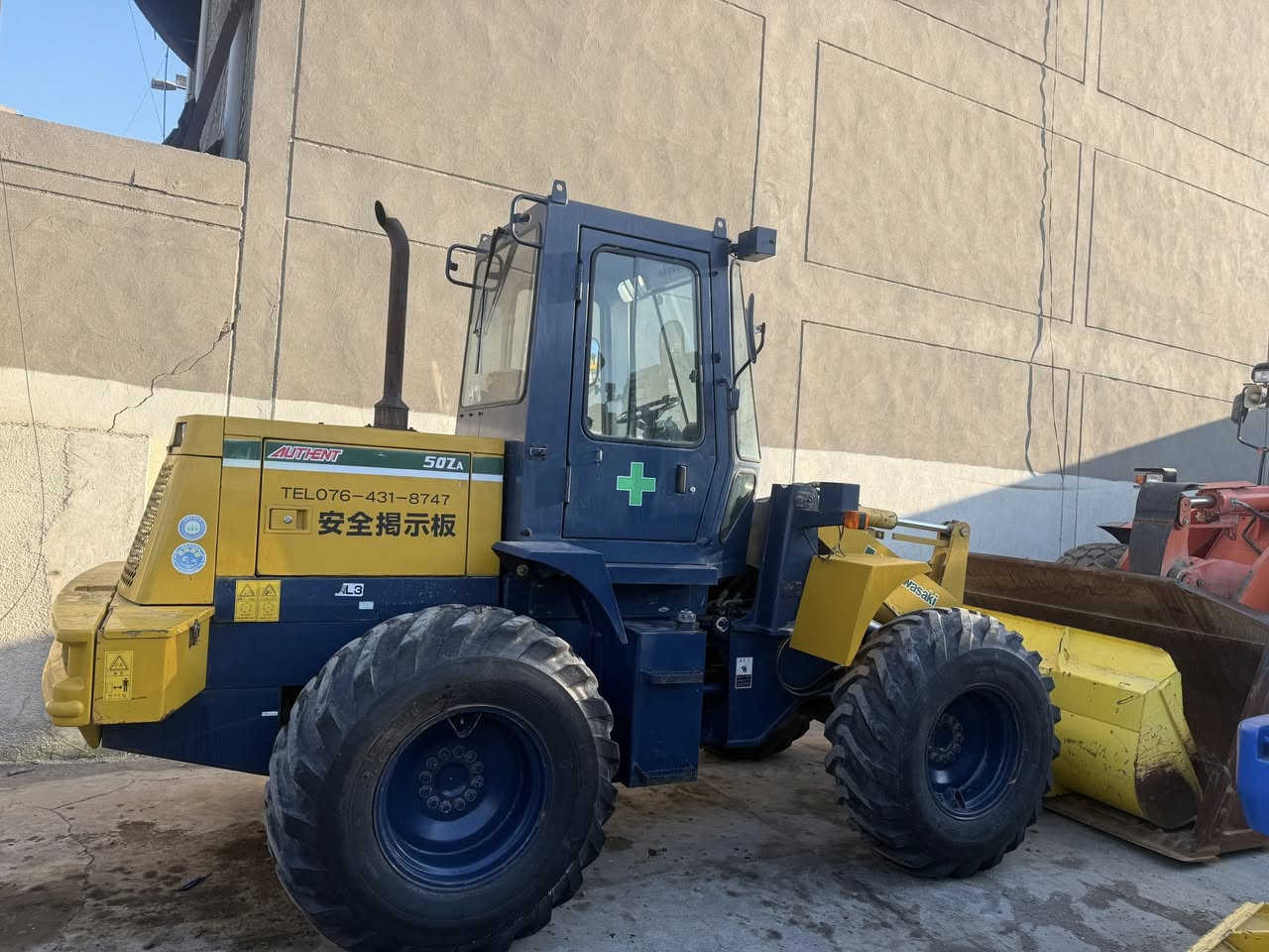 شفل كاوسكيZA50وارد يابان 
محرك كمنز 4 سلندر 
بم ونوزل كير ميكانيك 
موديل 2010 
مشتغل 2800 ساعه فقط 
بغداد شارع الضلال 
***********
