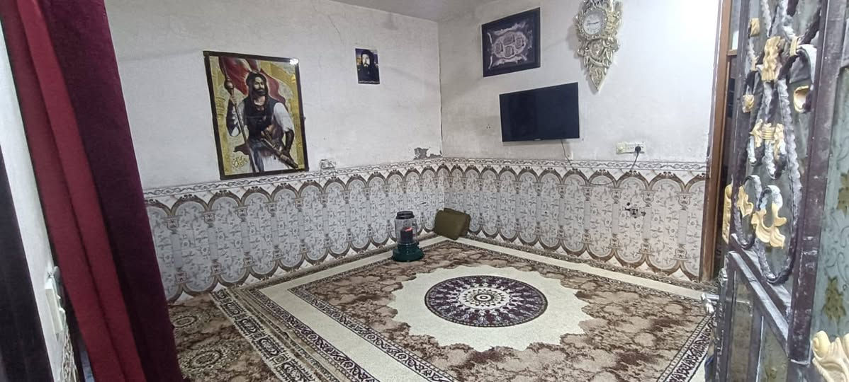 السلام عليكم بيت للبيع المساحه 105 مربع يحتوي على استقبال ومطبخ وغرفه وصاله موقعه مدينه الصدر شارع الصيانه قطاع 0 قرب نور الحلاق 
للاستفسار ***********
