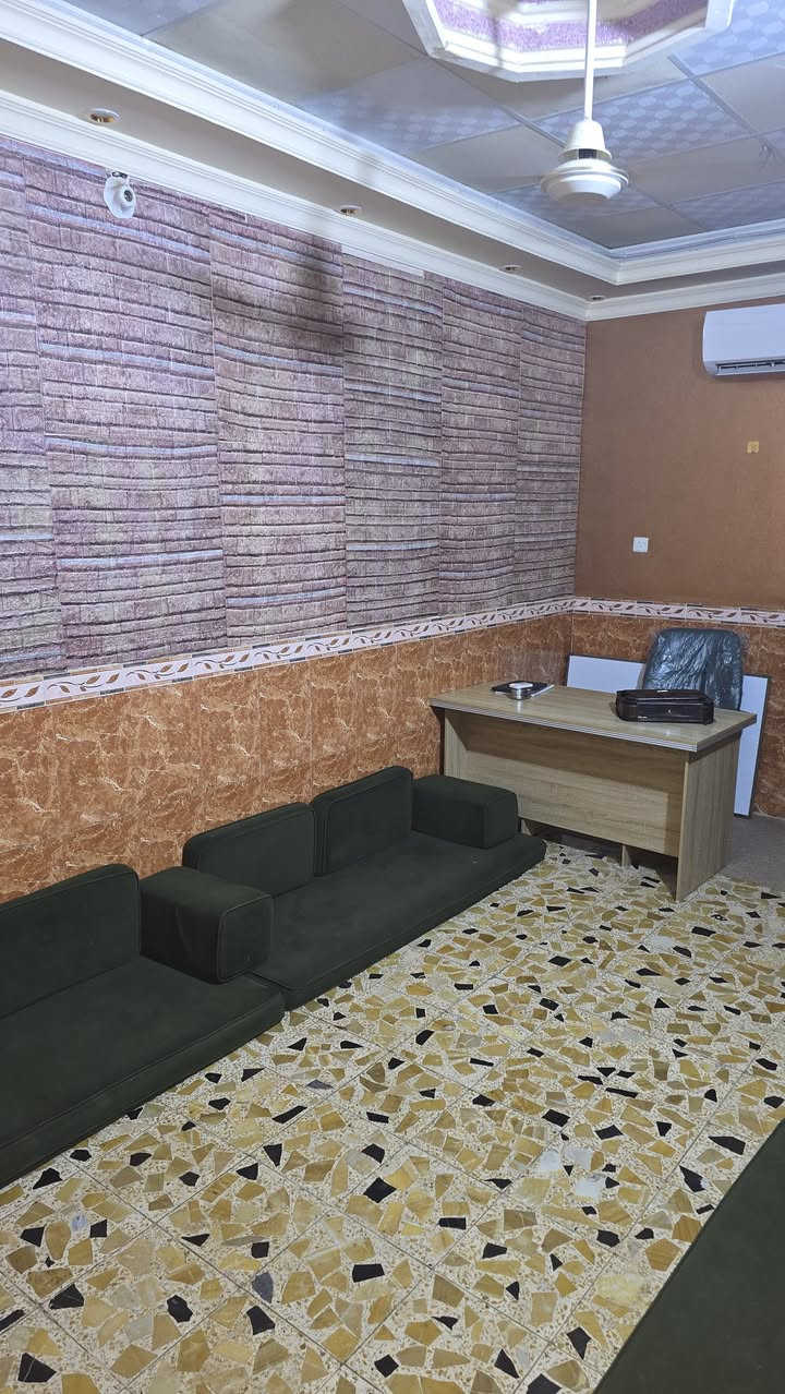 بيت للبيع في حي السلام
شارع المستوصف – من جهة أبو مصطفى (أبو الدجاج)

المساحة: 100 م² (10 × 10 مربع)

يتكون من:
 •الطابق الأرضي:
 •صالة
 •استقبال
 •مطبخ
 •صحيات عدد (2)
 •الطابق الأول:
 •غرفتين نوم
 •صحيات

مطلوب للمصرف العقاري

للاستفسار: ***********
