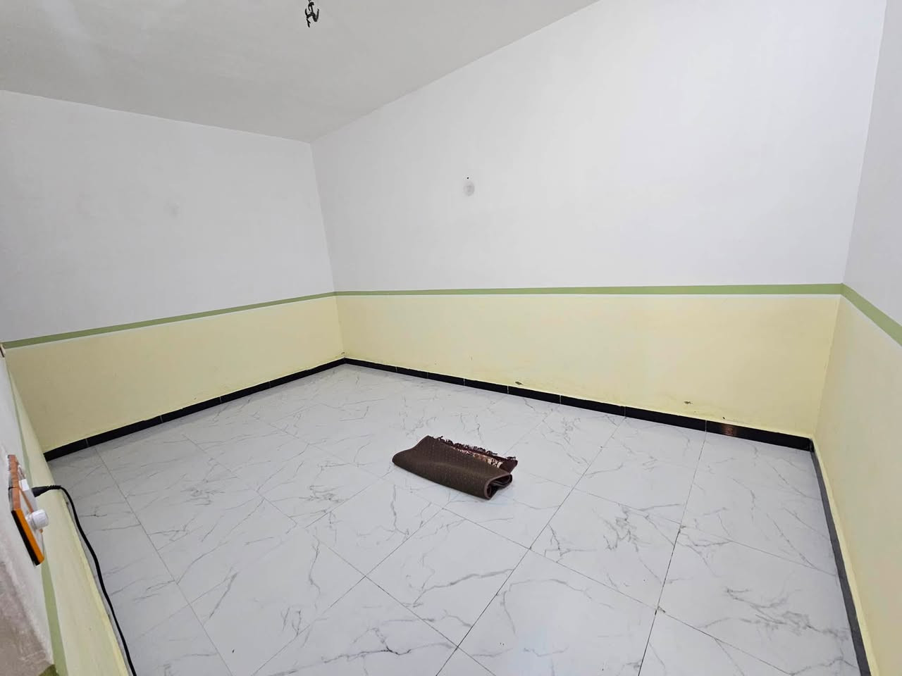 بيت طابو صرف شارع شركت حمو رابي  حي الفرات
البيت عباره عن طابقين بناء حديث وعلى الطراز الجديد 

الطابق الأول 

غرفة نوم. + صالة  +  استقبال. +  منور. + مطبخ. + طارمه. + حمامات داخلية وخارجية 

الطابق الثاني 

غرفة نوم عدد 1

صالة كبيرة

وسطح

علما أن مساحة البيت 150 متر  واجهت البيت 6 متر 

يبعد عن الشارع الرئيسي 50 متر 

للاستفسار أكثر الاتصال على صاحب البيت 

***********
