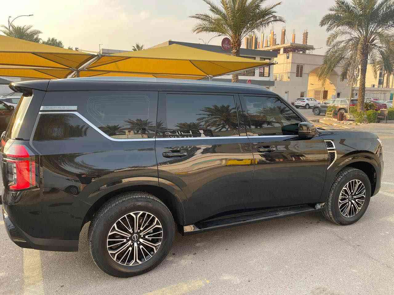 السلام عليكم 

للبيع: Nissan 2025 خليجيه
الفئة: platinum
المحرك:  6 سلندر
الموديل:2025
المسافة المقطوعة: ‏26000 k/m 
المكان : بغداد
تغليف كامل المركبة ppf 
مرقم. بغداد 

مواصفات السياره 1/1

دفع رباعي
ويل حجم 20 إنج
فتحة سقف بانورامية
كشنات جلد فاخر + تحكم كهربائي + تهوية وتدفئة للمقاعد الأمامية
نظام ملاحة (GPS) مدمج
شاشة وسطية كبيرة + شاشة عدادات رقمية
نظام صوتي فاخر BOSE مع 13 سماعة
تبريد للثلاجة الوسطية
شاشة ترفيه خلفية للمقاعد الخلفية
 تحكم من خلف الستيرن + مثبت سرعة ذكي
نظام مراقبة النقطة العمياء + تنبيه مغادرة المسار
نظام الكبح التلقائي عند الطوارئ + رادار أمامي
كاميرات محيطية 360 درجة
حساسات أمامية وخلفية
تشغيل بصمة + تشغيل عن بعد
مقاعد واسعة – فاخرة – مع نظام طي كهربائي للمقاعد الخلفية
إنارة LED أمامية وخلفية بالكامل + إنارة ترحيبية
مرآة داخلية ذكية (كاميرا مدمجة)
نظام تعليق هيدروليكي ذكي
أوضاع قيادة متعددة
نظام نزول المنحدرات + مانع انزلاق
شحن وايرلس + مداخل USB Type-C و Type-A
وباقي الموصفات المعروفه

للاستفسار : *********** بغداد, العراق
