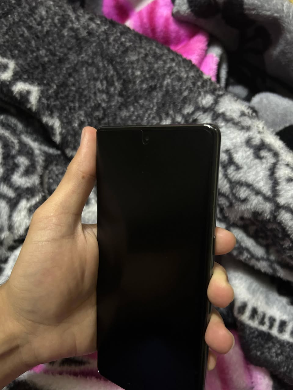 السلام عليكم ، كوكل بكسل 7 برو للبيع
مواصفات الجهاز : 
الشاشة من نوع LTPO AMOLED
معدل التحديث للشاشة 120 هيرتز 
طبقة حماية الشاشة من Corning Gorilla Glass Victus يلي هية اقوى شي بالحماية مع ميزة Always-on display 
المعالج من كوكل Google Tensor G2 بمعمارية 5 نانومتر
ذاكرة التخزين 128 والذاكرة العشوائية 12 
الكامرات بدقة 50 ميكابكسل مع دعم التركيز التلقائي بل ليزر لأن الجهاز يحتوي على ماسح ليزري 
البطارية سعتها 5000 مللي امبير 
يدعم الشحن اللاسلكي والشحن العكسي ويدعم الNFC 
يدعم اتصال وايفاي 7 احدث اصدار من الشبكات 
اما بالنسبة للصوت ف يجي ب سبيكرين واكيد حيكون صوت ستيريو 
اما بالنسبة للتحديثات ف حالياً اندرويد 16 ويدعم التحديثات الى سنة 2031 
الجهاز استخدام شخصي نضيف مابيه اي خلل 

السعر 390 مكاني بغداد حي جميلة 
متوفر واتساب فقط بدون اتصال ***********
