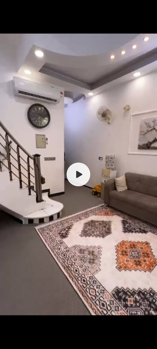 السلام عليكم ورحمه الله وبركاته 
بيت في حي الساهرون مساحة 100م بناء جديد طابقين على ساحة خلف الشارع الصب وقرب فلكة مجمع الغدير السكني 
الاتصال على الرقم ***********
