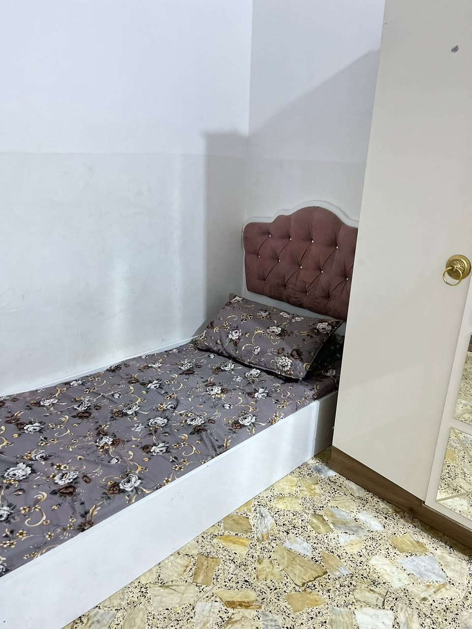 غرفة نوم متكونة من كنتور اربع أبواب واثنين جربيات ام النفر وميز اصغير وميز مرايا بي جرارات اكتبوا السعر الي يناسبكم واعلى سعر ابيعهم مستعجله على  الفلوس وعندي بعد غرفه نوم خشب انجارة جديد الي يريد يراسلني عليها وطباخ خمس عيون المصري وكاونتر حديث وجديد ومجمده وكلهم اسعار جداً مناسبه والي ياخذهم كلهم بسعر مناسب ابيعهم


**إذا كنت صاحب هذا الإعلان وتريد حذفه لأي سبب، رجاءا أرسل رسالة إلى الدعم الفني**