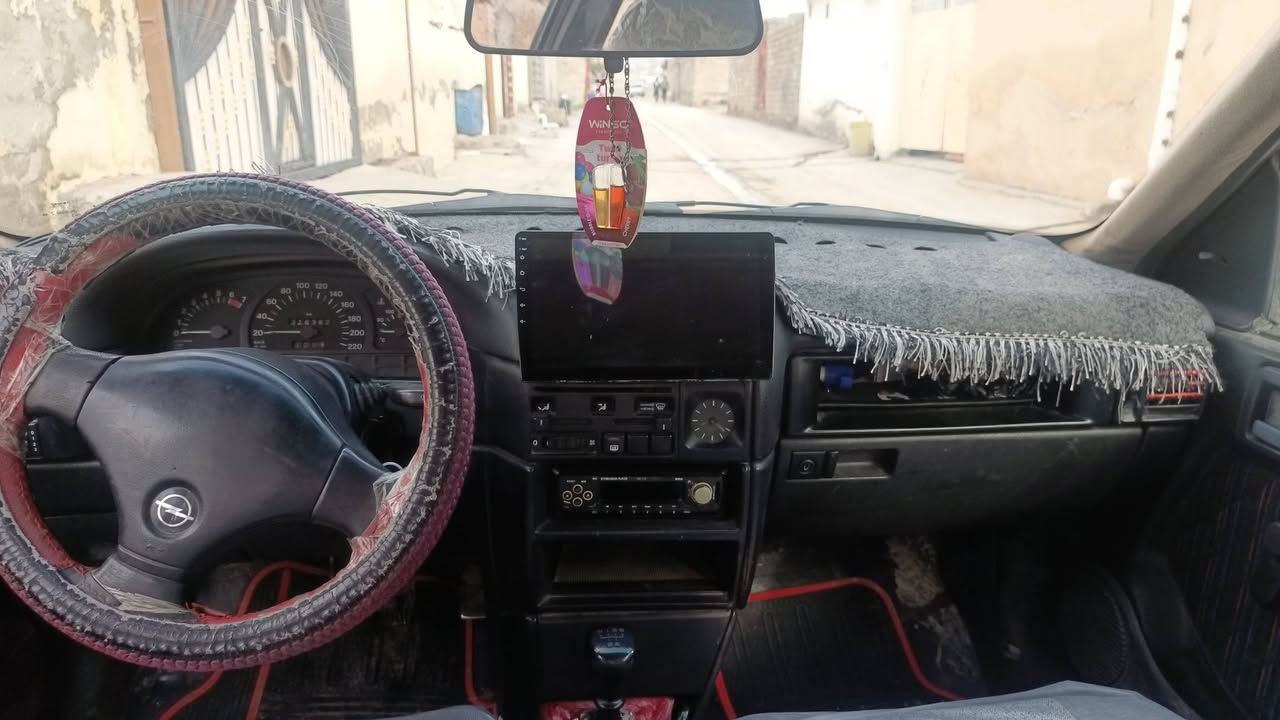 سلام عليكم سيارة للبيع اوبل فكتر موديل 93 حجم 16 كوبون بانزين موجود سياره فول نضافه لتواصل على هذا رقم ***********
