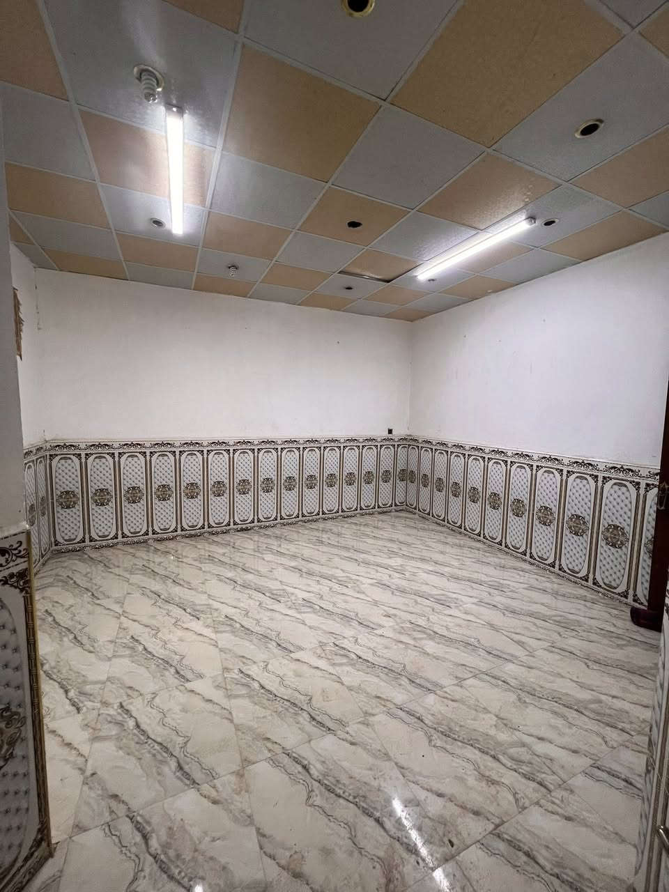 دار للايجار في حي الجبيرية الثالثة المساحة 125 غرفه نوم وصاله واستقبال ومطبخ  وباقي التفاصيل موضحه ويوجد محل مدمج مع الدار اجار الدار 250 وبي مجال اما المحل اجاره وحد للتواصل ***********
