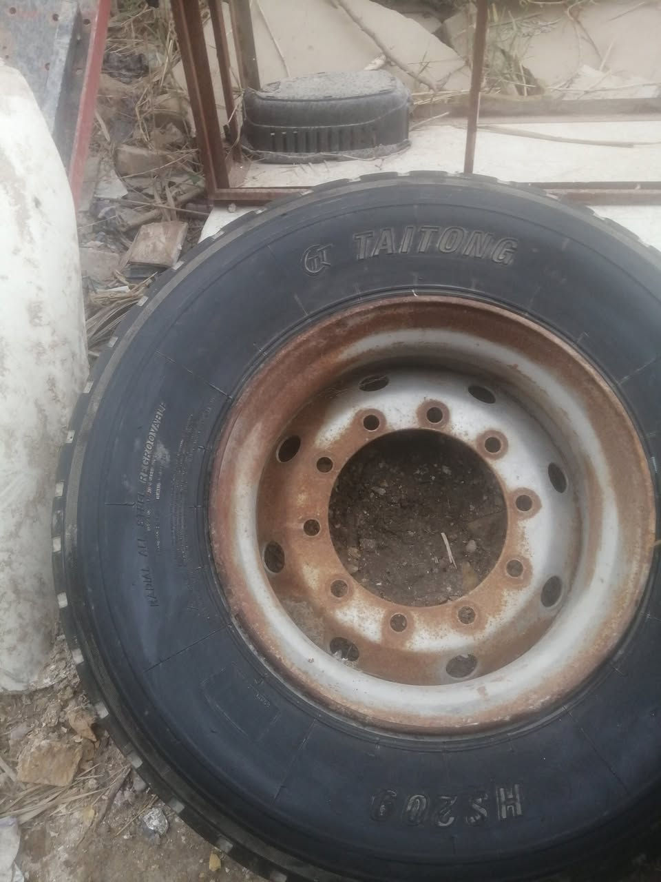 تايرين حرفش ٢٣.٥ مع تاير صيني مغ إضافة ٢ ويل حرفش للبيع ديوانية  ***********
