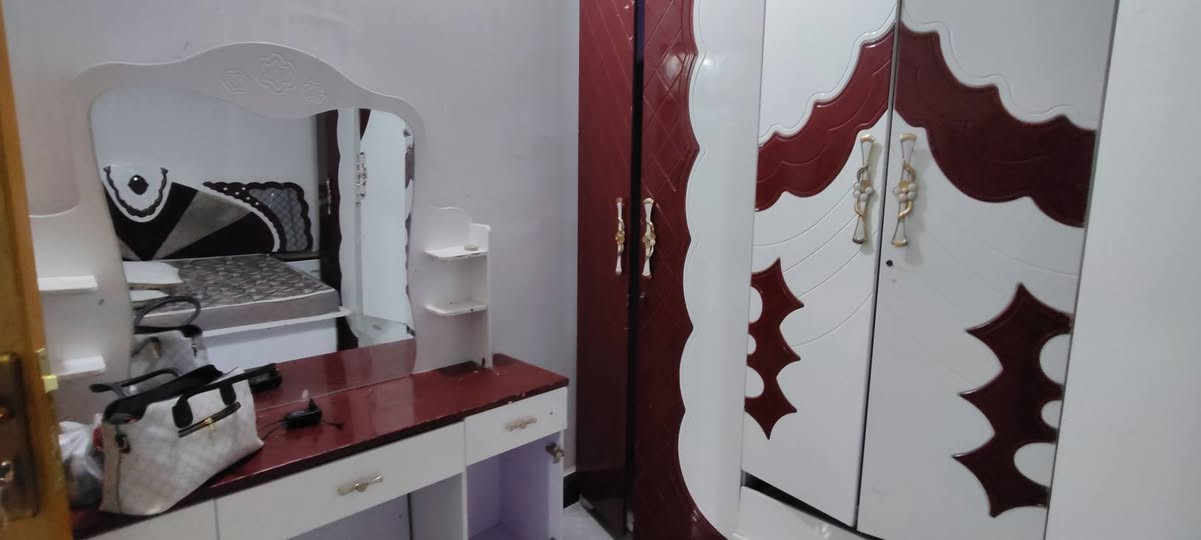 مرحبا ....
عندي غراض للبيع 
غرفة نوم . ثلاجة . غسالة . كاونتر . شاشة . مراوح  كلهن شغالات 
تعال قيم واخذ وبخدمتكم  ***********
