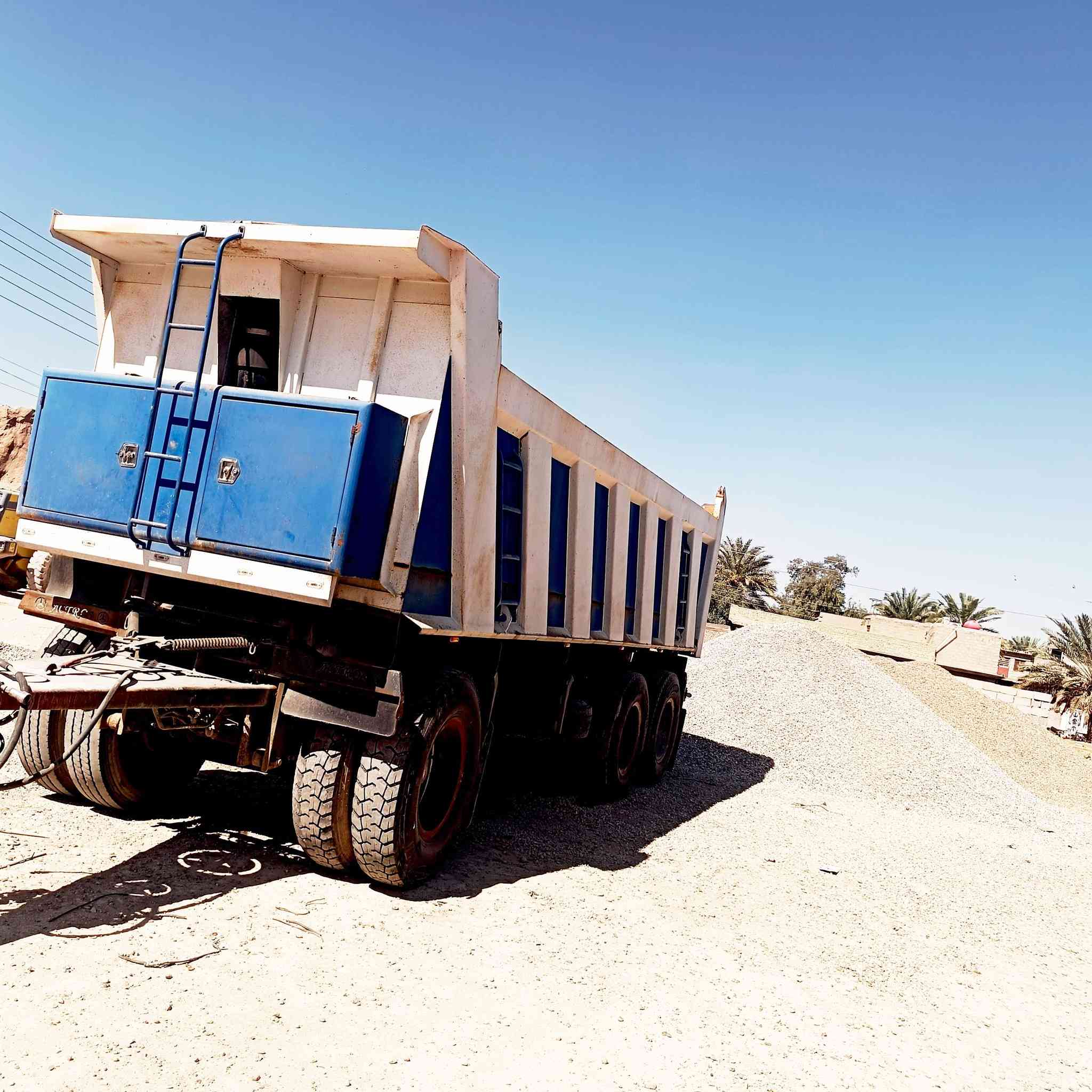 السلام عليكم
مقطوره مايلر ذرعه ٢٢م دنكير ١٦ اصلي القديم 
شاصي ١٤ ملم  تخم تاير جديد عدا زوج واحد نص عمر 

***********
***********
