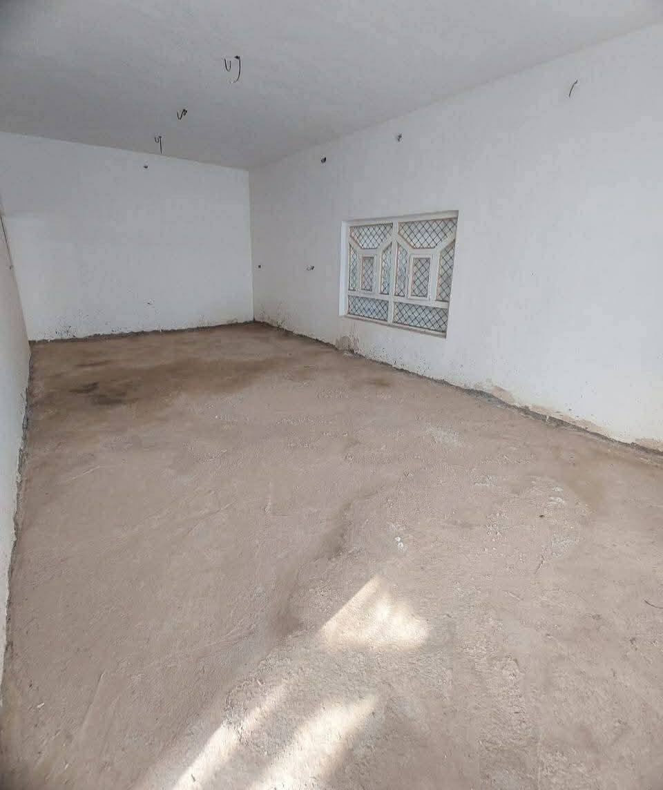 السلام عليكم دار سكن للبيع مساحتة 750م الوجة 20 والنزال 35 في الكوت منطقة حي الحكيم نزلة بيت خليفة بالقرب من الشارع العام شارعة 10م نقص بي تشطيبات البناء طابوق والسقف صب مسلح ويتكون البيت من غرفتين نوم وصالة واستقبال ومطبخ وصحيات داخلية وخارجية ومرقم من قبل البلدية السعر 85 وبي مجال الاستفسار تصال او وتساب ***********
