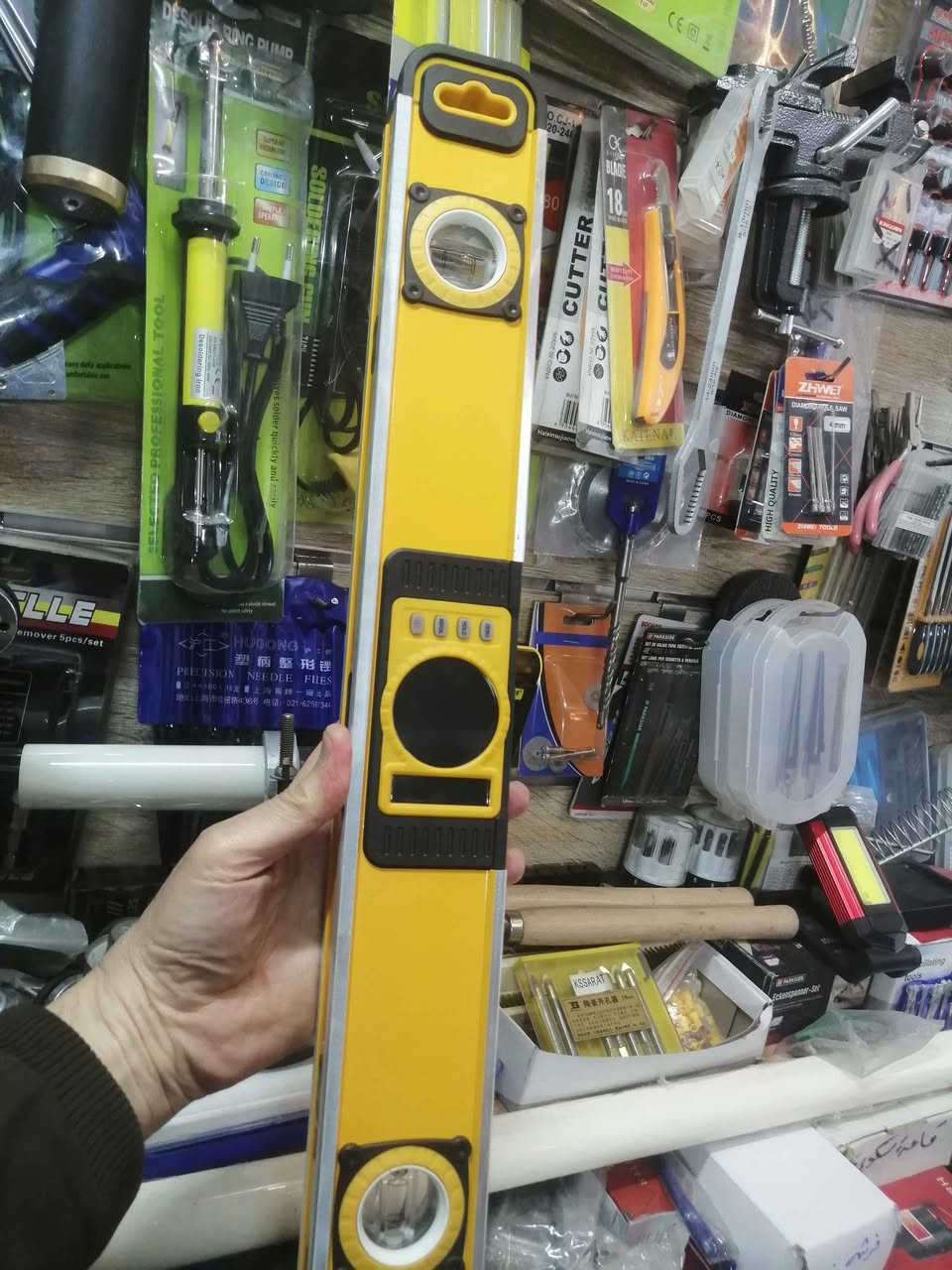 قبان إلكتروني مغناطيسي دقيق طول ٦٠ سم مع ٢ عين قبان فقاعة متحركة (عمودي وافقي) ،متوفر لدينا حاليا مع وجود خدمة التوصيل بسعر ٥٠٠٠ دينار للمحافظات كافة، حارث العزاوي *********** فايبر واتساب، بغداد شارع الرشيد ،باب الأغا ،مقابل سوق الصفارين بغداد, العراق
