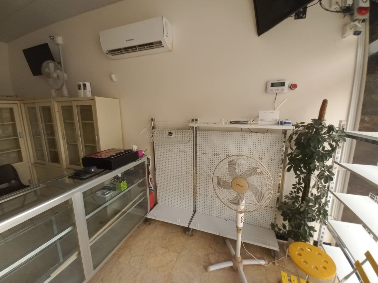 للبيع مجموعة تجهيزات صيدلية بحالة جيدة:
* دواليب تخزين عدد 8
* فترينات زجاجية عدد 2
* عارضات ميكانو رفوف عدد 2 (كبيرة الحجم)
* عارضة ميكانو رفوف عدد 1 (صغيرة الحجم)
* عارضات ميكانو تعليق عدد 2

الأغراض نظيفة ومناسبة للاستخدام الفوري في الصيدليات أو المحلات.
للاستفسار يرجى التواصل واتساب :

0790 322 7910
